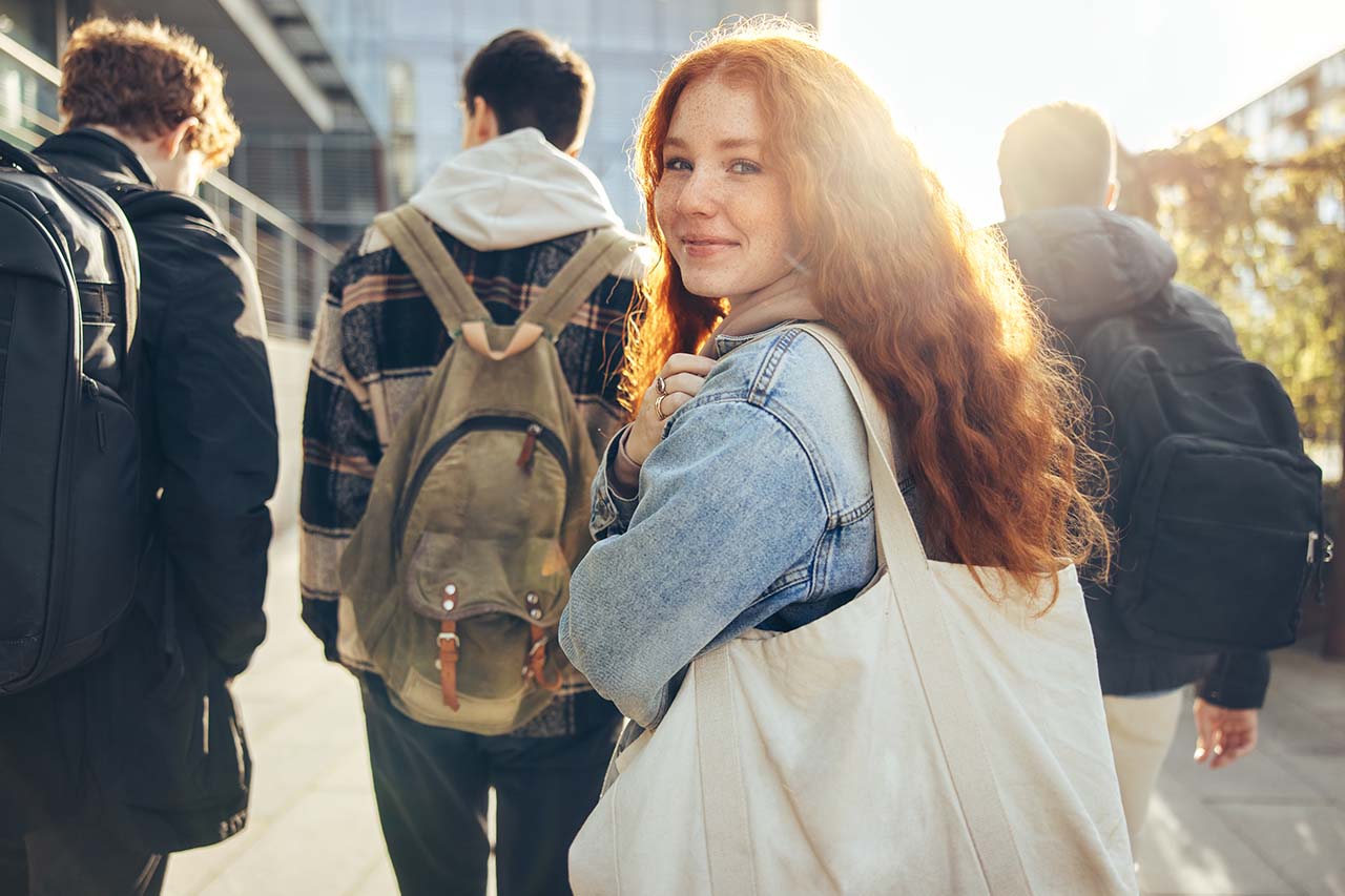 Auszubildende geht mit Klassenkameraden zur Berufsschule.